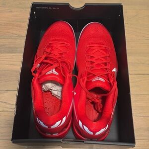 KOBE VIII PROTRO - UNIVERSITY RED/WHITE
UNIVERSITY ROUGE/BLANC